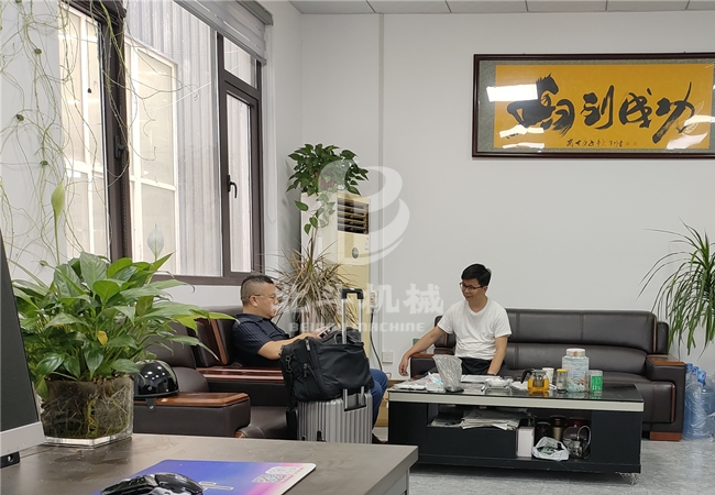江苏省客户来巩义向日葵视频色版下载实地考察连续式向日葵视频色板