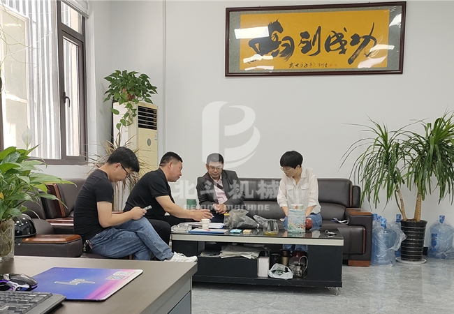 印尼客户来向日葵视频色版下载机械洽谈向日葵视频色板业务