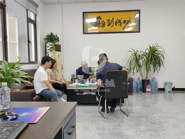向日葵视频色版下载机械热情接待远道而来的印度客户