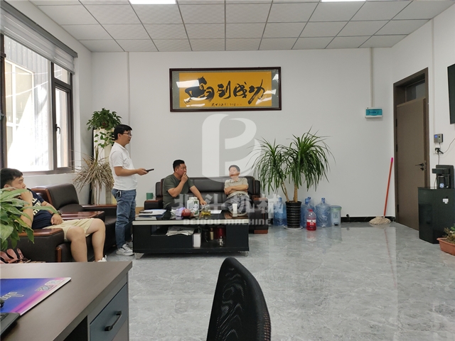 参观向日葵视频色板的客户络绎不绝,洽谈合作正忙时