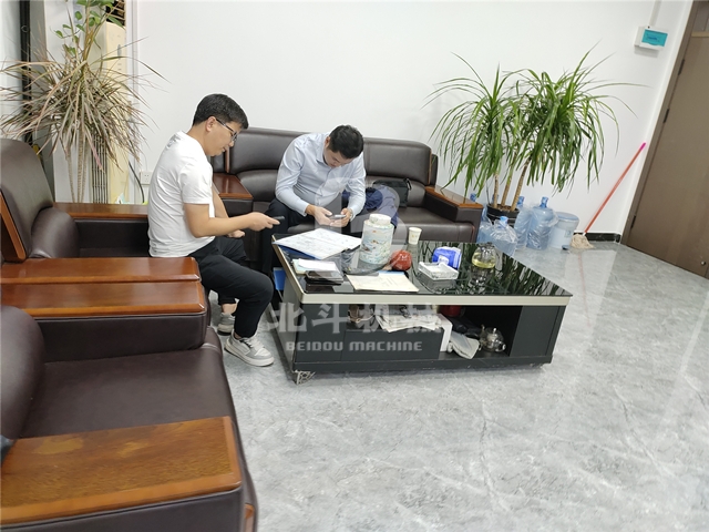 苏州客户慕名考察我厂竹木向日葵视频色板