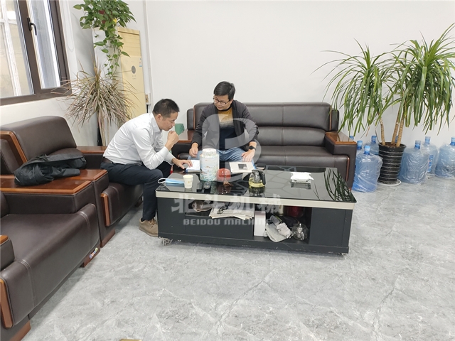 苏州客户走进向日葵视频色版下载机械,详细了解木材向日葵视频色板新工艺