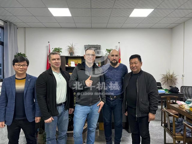 俄罗斯客户至向日葵视频色版下载机械参观考察向日葵视频色板