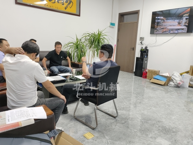 锂电池向日葵视频色板热卖,张总工程师现场解答客户疑惑