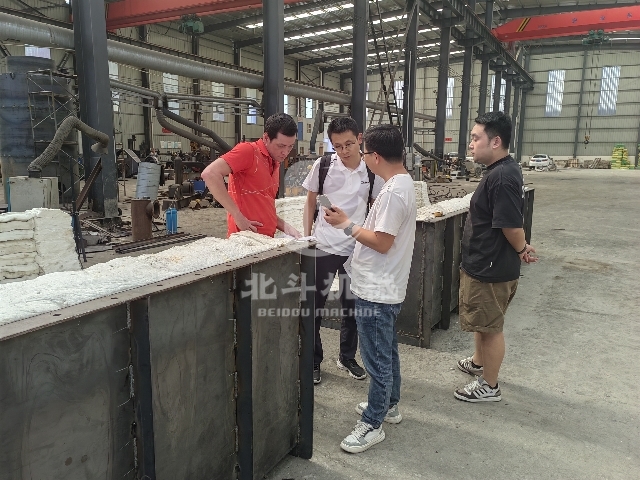 巩义向日葵视频色版下载接待非洲客户考察我厂连续式向日葵视频色板质量